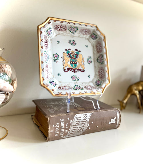 Andrea by Sadek lion crest plate