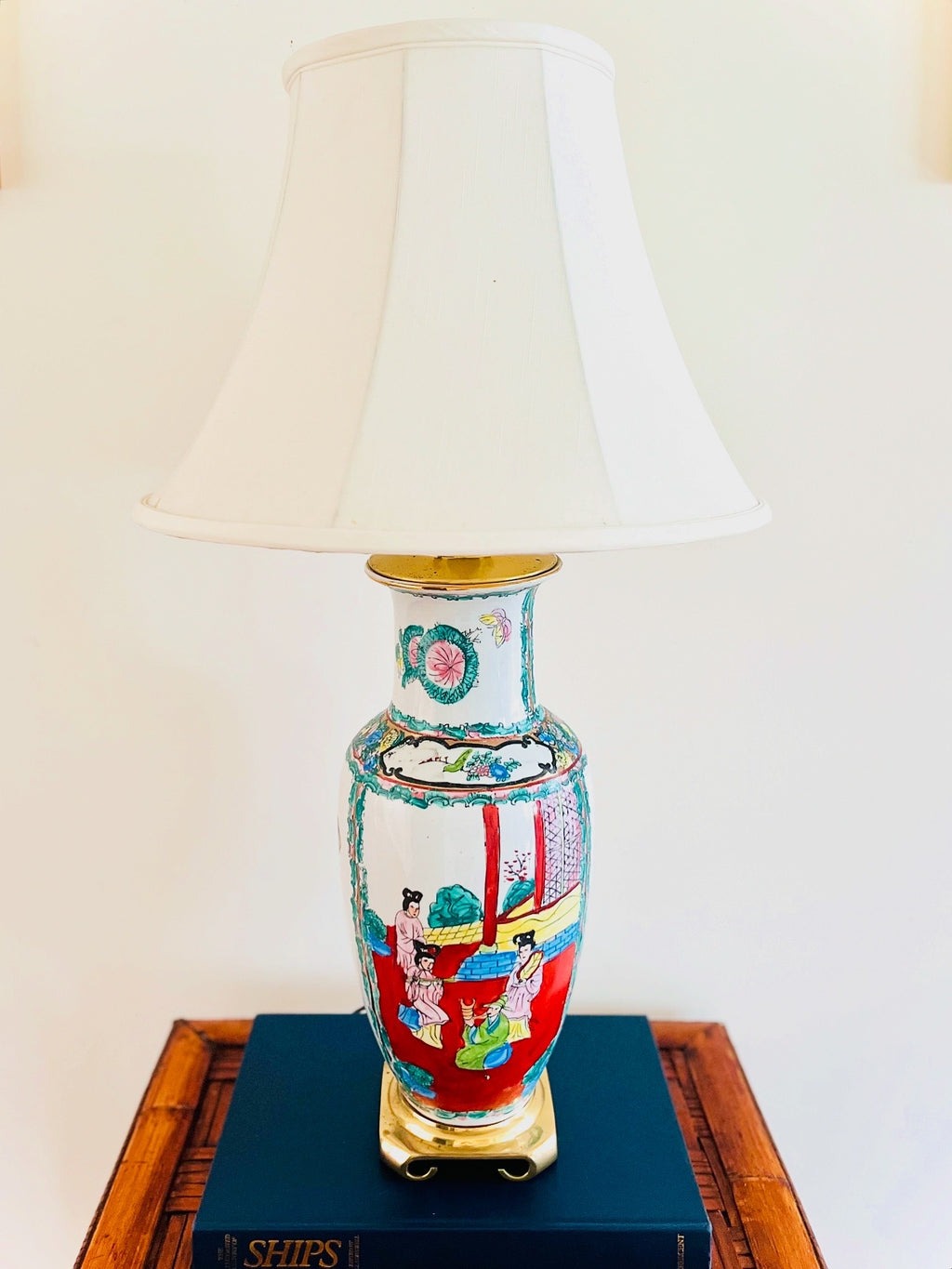 Rose medallion table lamp