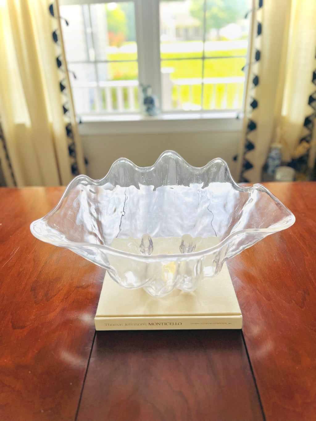 Acrylic clamshell bowl