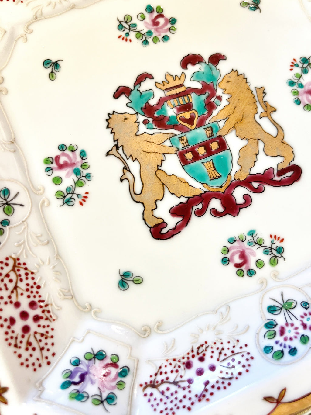 Andrea by Sadek lion crest plate