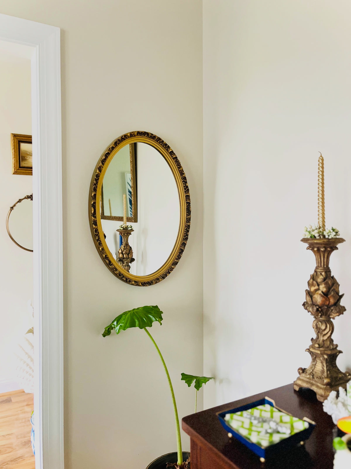 Oval gold mirror
