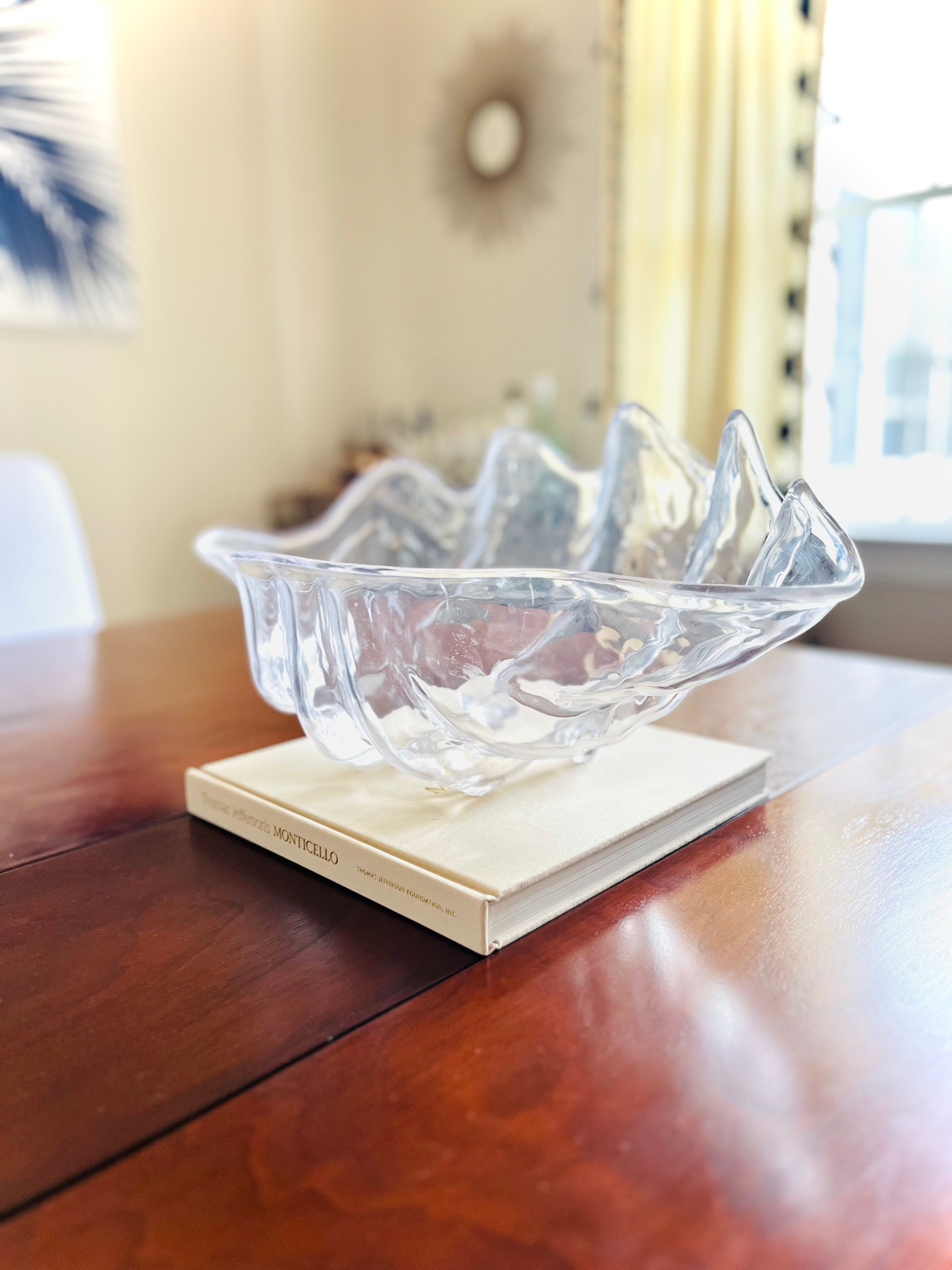 Acrylic clamshell bowl