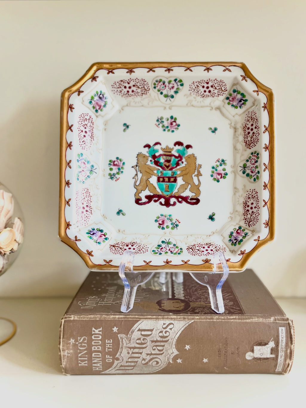 Andrea by Sadek lion crest plate