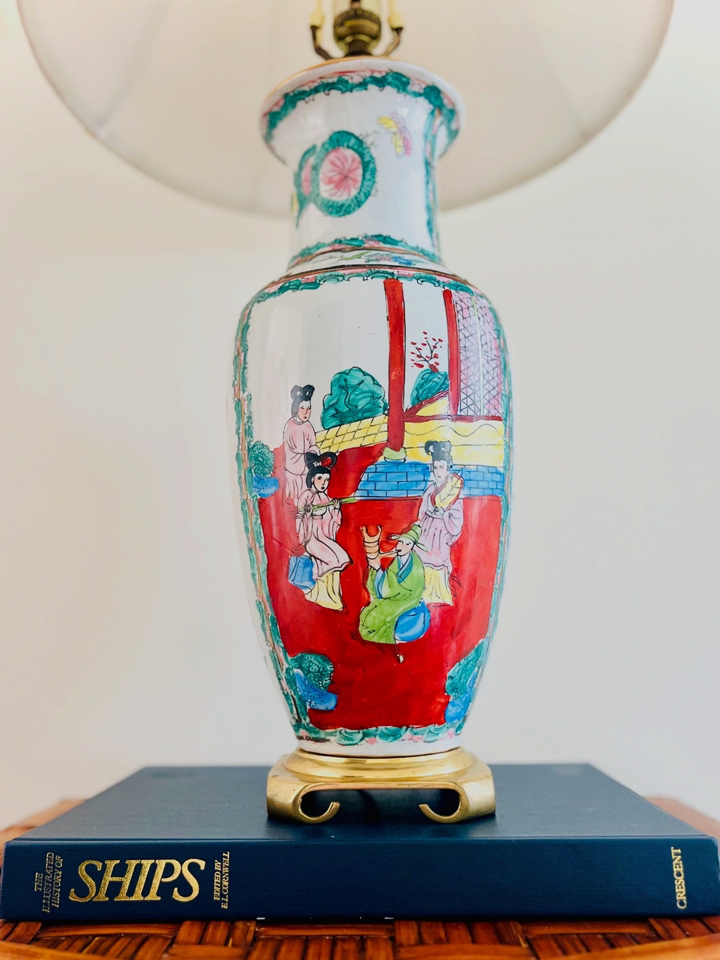 Rose medallion table lamp