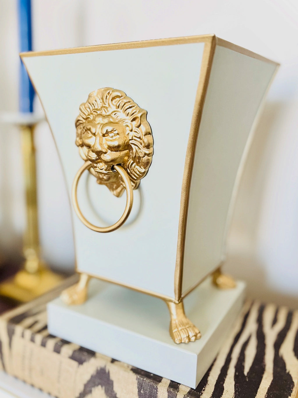 Lion-head catchpot planters