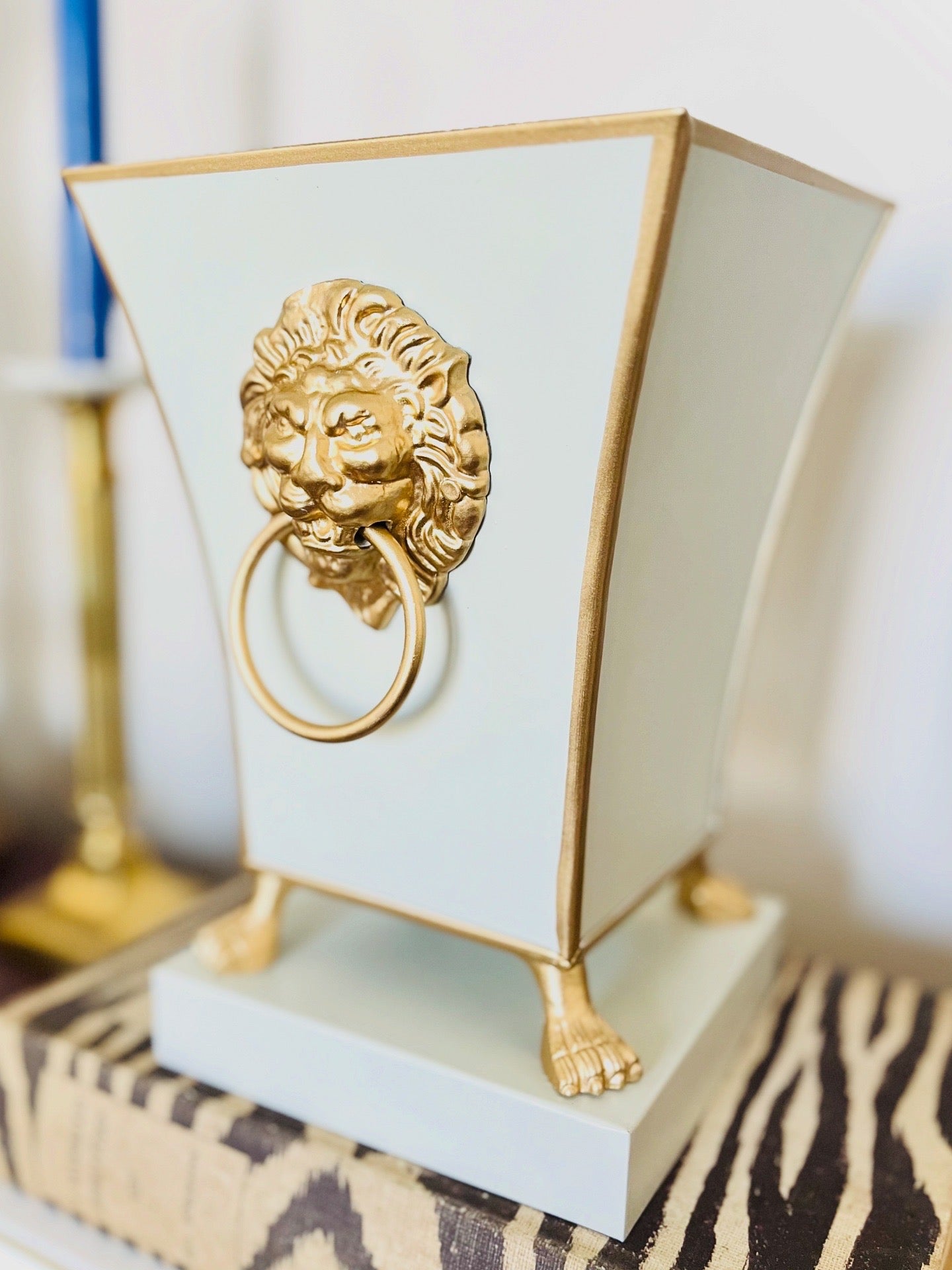 Lion-head catchpot planters