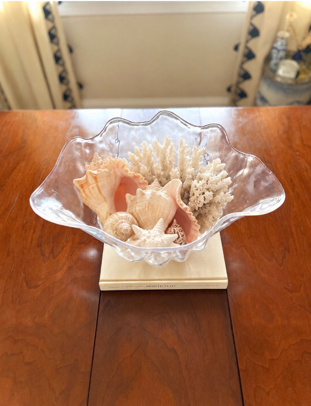 Acrylic clamshell bowl